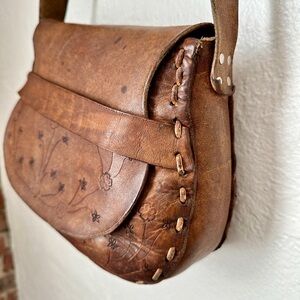 Hand tooled vintage brown leather crossbody bag. Flowers.